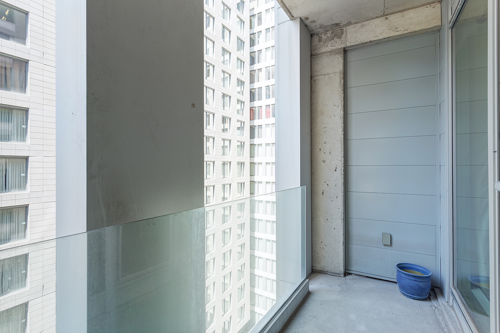 Le 801 — Open-plan living and dining area